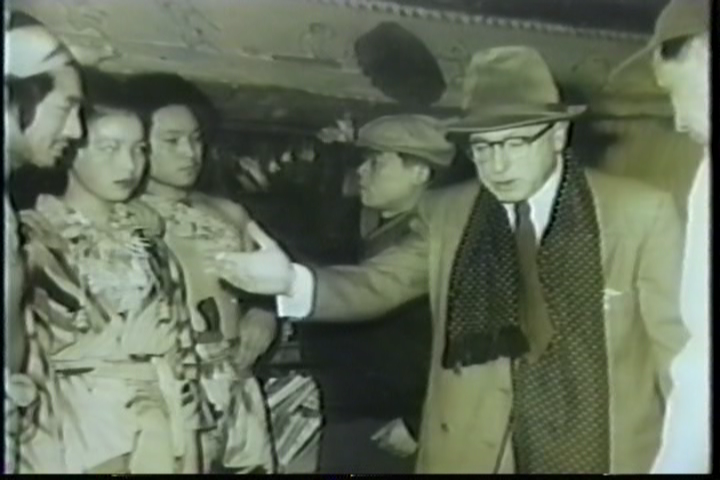 Josef von Sternberg sur le tournage de Fièvre sur Anatahan ; à gauche, l'actrice Akemi Negishi, interprète de Keiko.